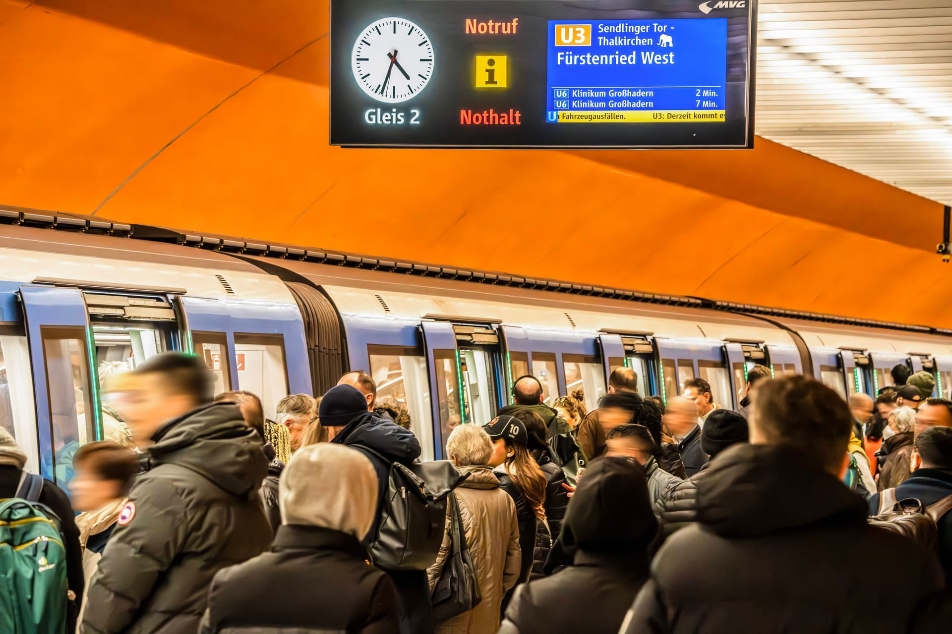 Menschen steigen am Marienplatz in eine U-Bahn (Archivbild): Aktuell kann die U3 die Haltestelle Poccistraße nur eingleisig befahren.