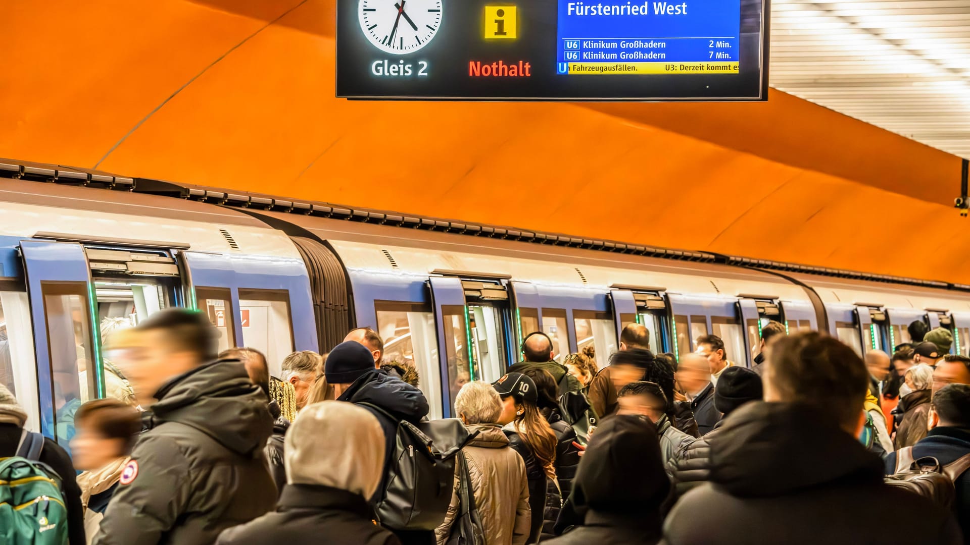 Menschen steigen am Marienplatz in eine U-Bahn (Archivbild): Aktuell kann die U3 die Haltestelle Poccistraße nur eingleisig befahren.