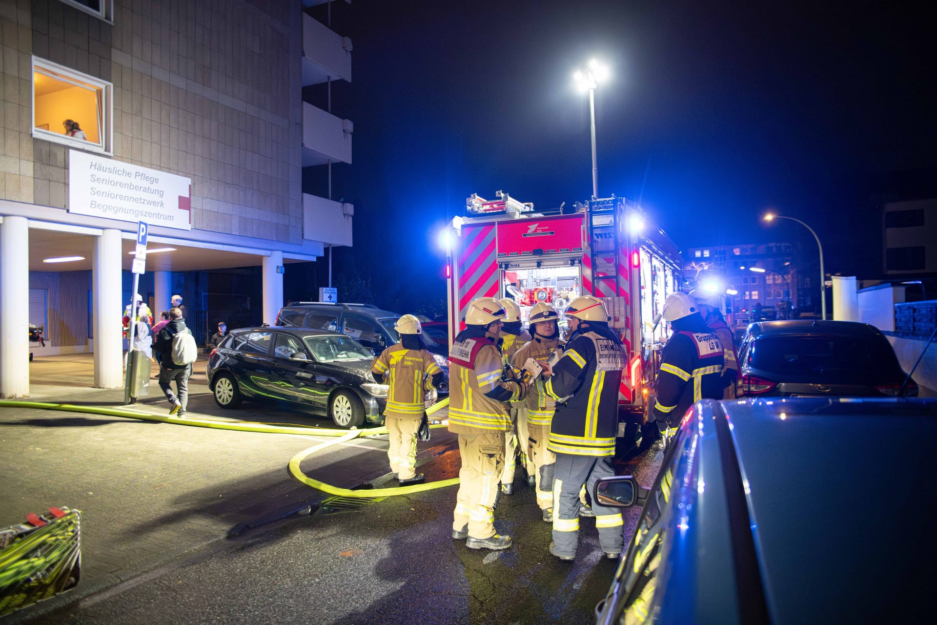 Die Feuerwehr rettet in Köln eine 80-jährige Frau aus ihrer brennenden Wohnung.