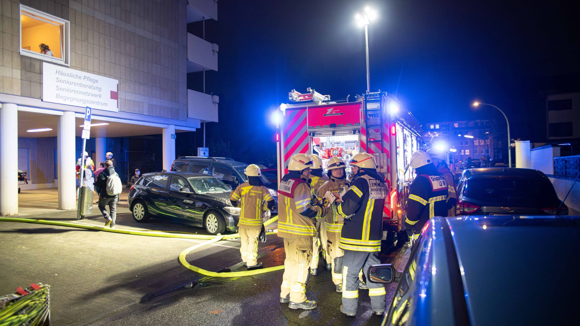 Die Feuerwehr rettet in Köln eine 80-jährige Frau aus ihrer brennenden Wohnung.