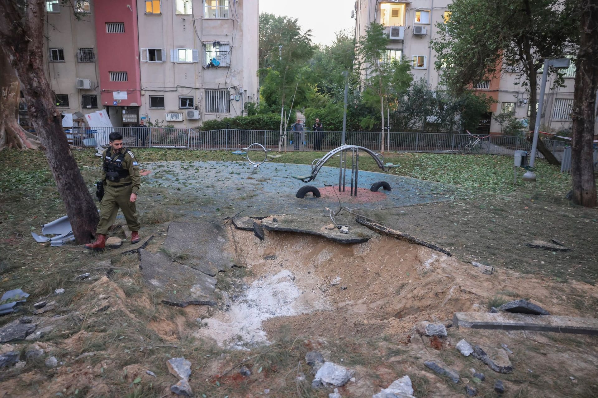 Ein israelischer Soldat beobachtet den Einschlagsort: Eine Rakete aus dem Jemen hat für Verletzte nahe Tel Aviv gesorgt.