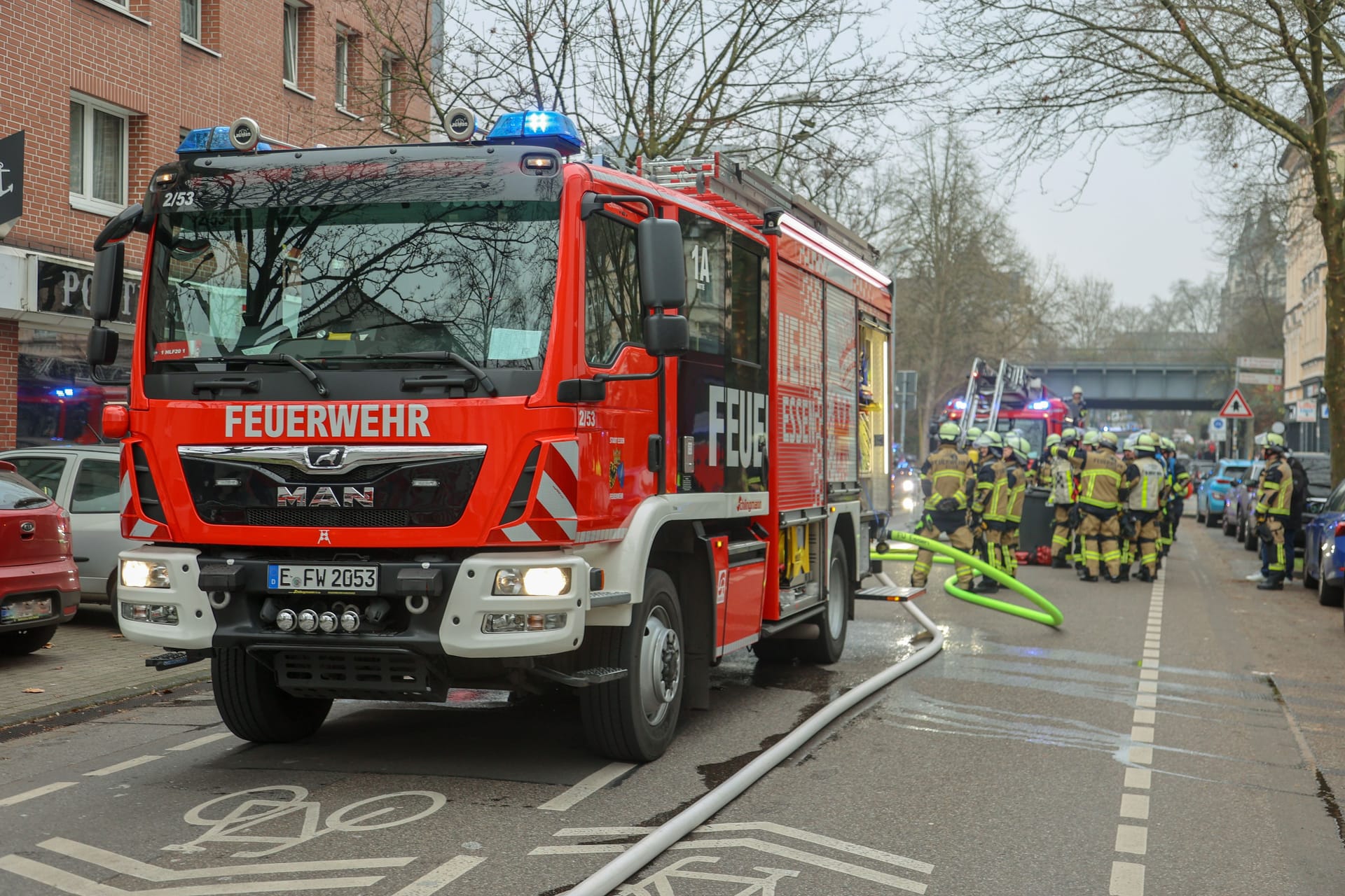 Blick auf die Einsatzstelle: Im Essener Nordviertel hat es am Donnerstag einen Brandeinsatz der Feuerwehr gegeben.