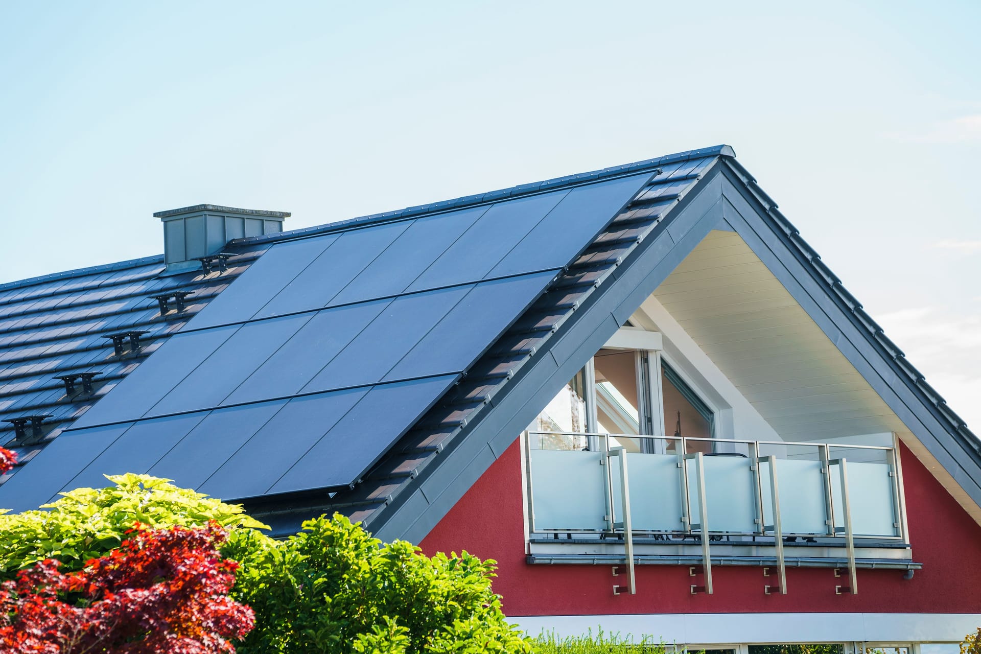 Dach mit Solarpanels: Photovoltaik (PV) wandelt Sonnenlicht in Strom um.