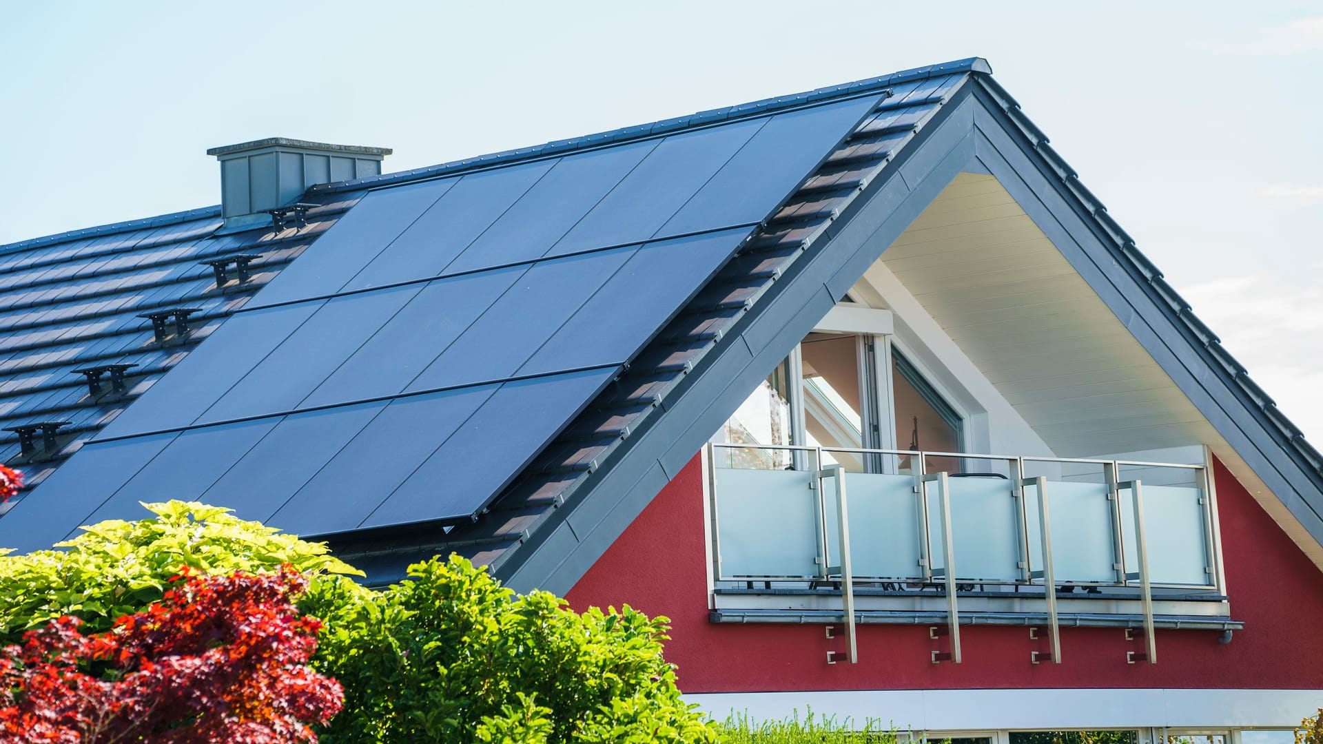 Dach mit Solarpanels: Photovoltaik (PV) wandelt Sonnenlicht in Strom um.