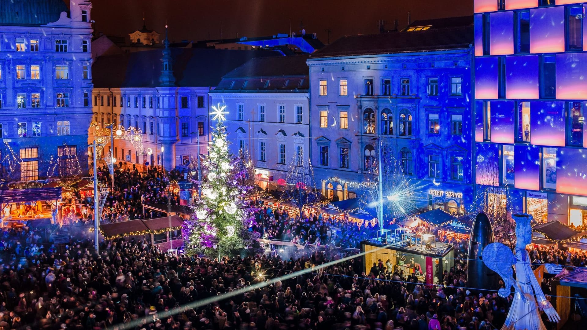 Im Zentrum steht der hell erleuchtete Christbaum: Weihnachtsmarkt am Platz der Freiheit in Brünn.