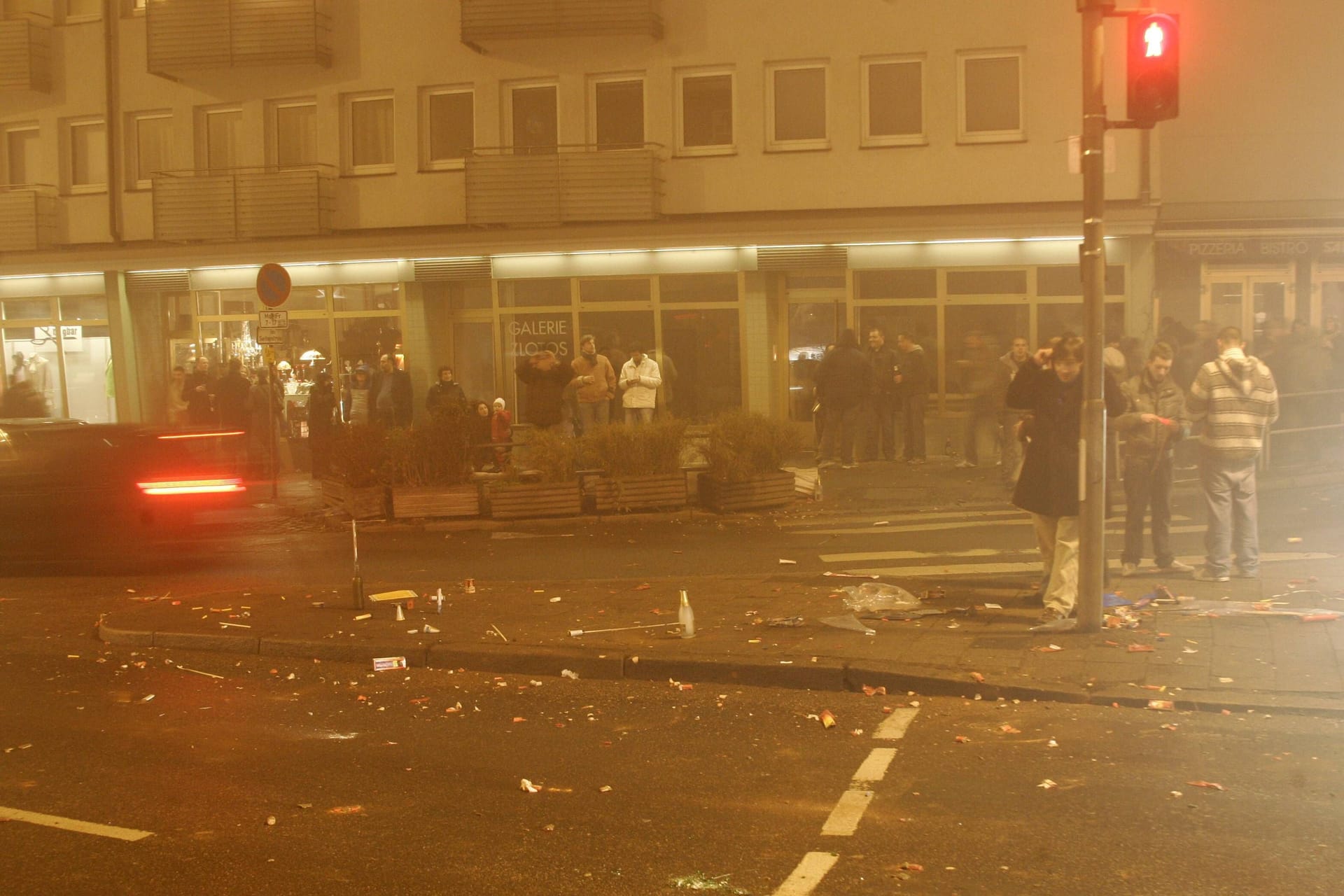 Reste des Silvesterfeuerwerks in der Innenstadt von Frankfurt (Archivbild): Wie die Bevölkerung geschützt werden soll.