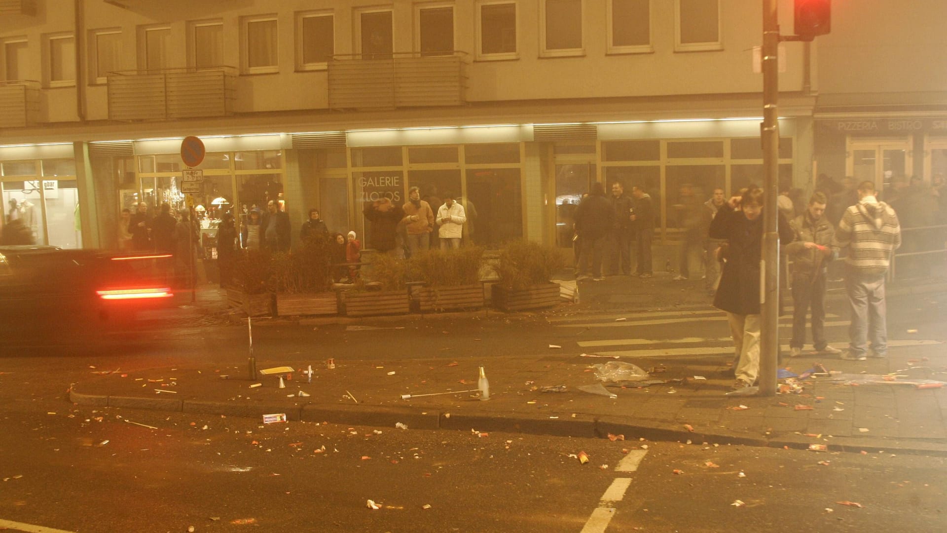 Reste des Silvesterfeuerwerks in der Innenstadt von Frankfurt (Archivbild): Wie die Bevölkerung geschützt werden soll.