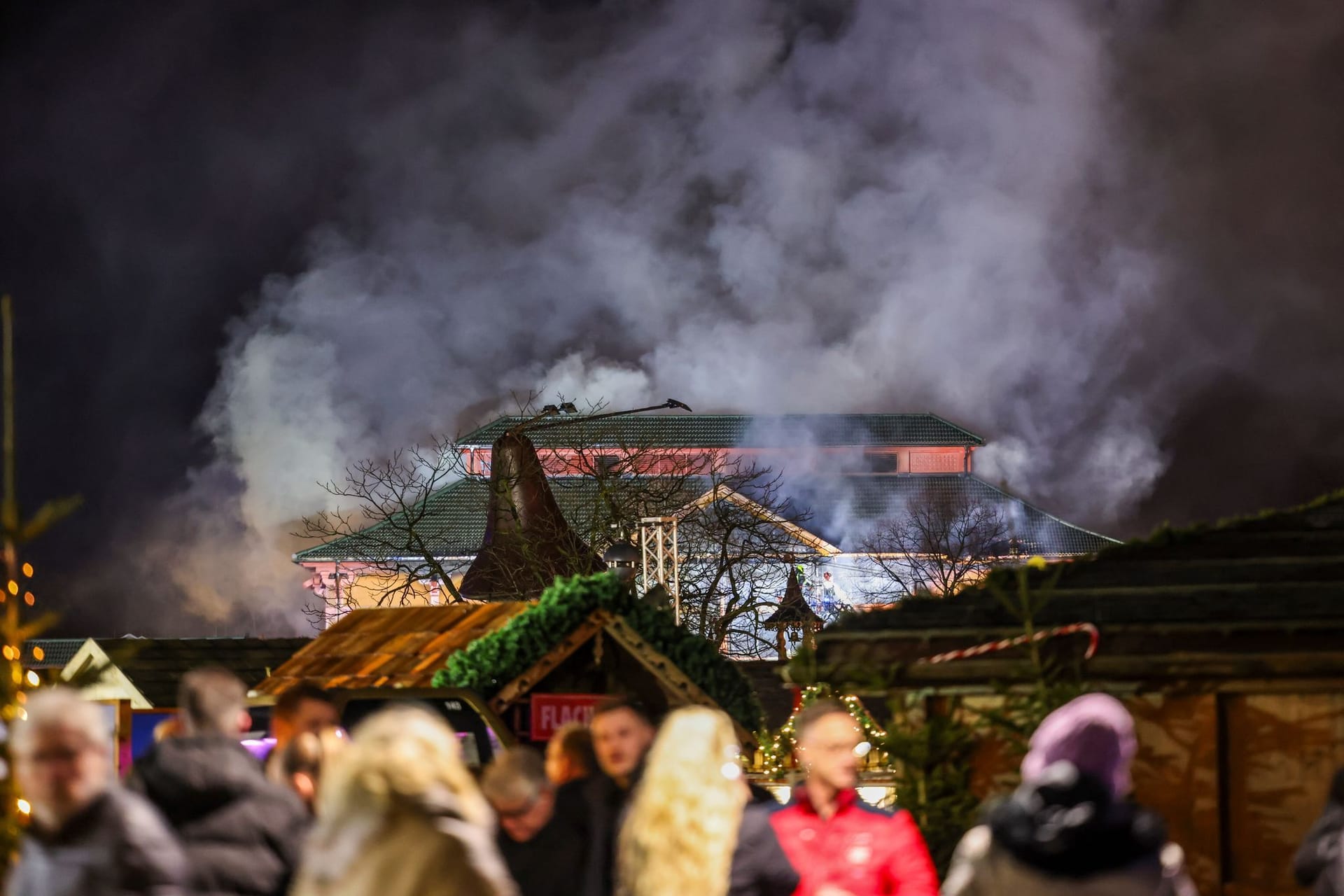 Feuer in einem Gebäude auf dem Centro-Gelände in Oberhausen