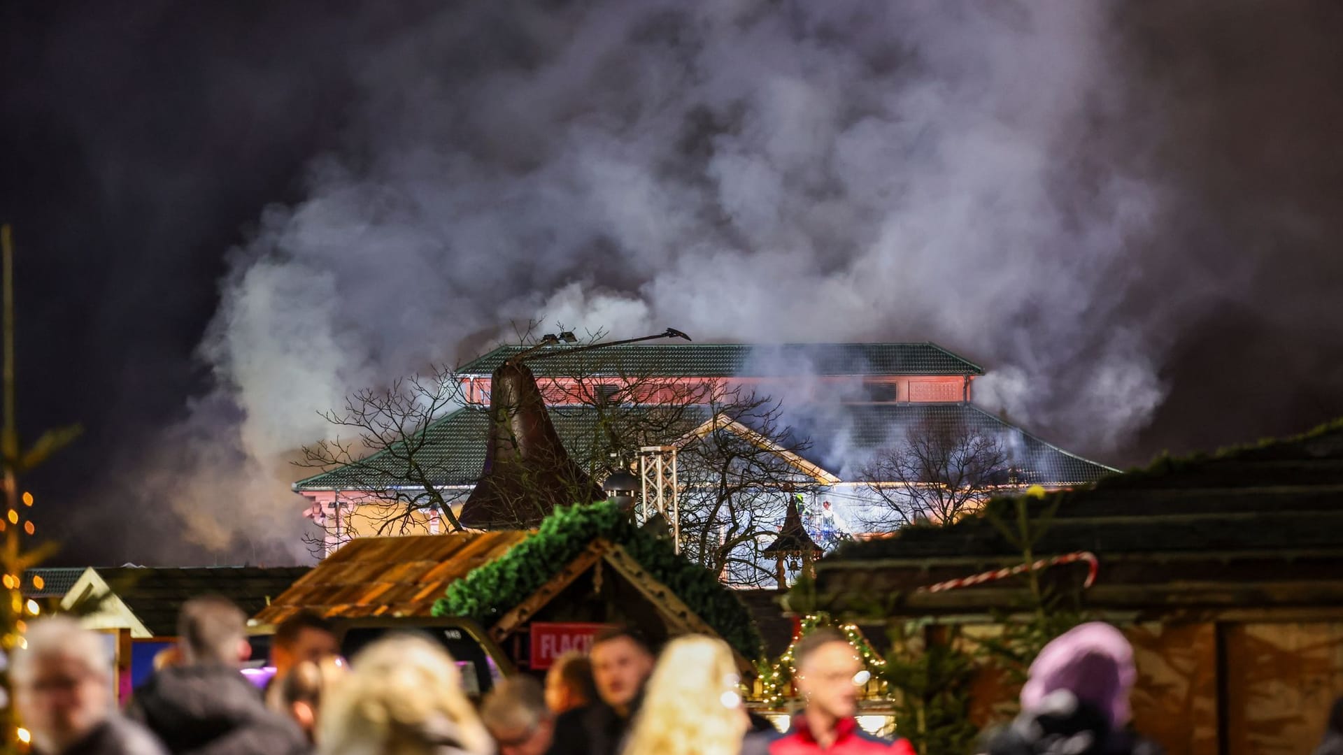 Feuer in einem Gebäude auf dem Centro-Gelände in Oberhausen