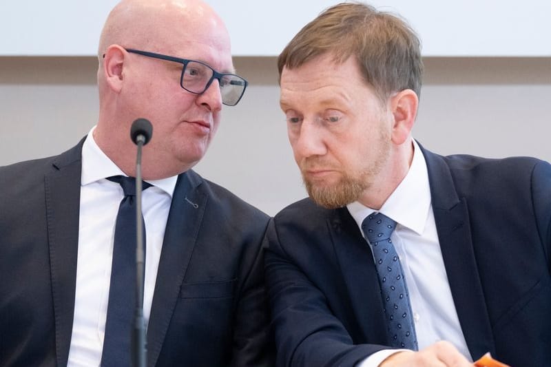 Henning Homann (l), Co-Vorsitzender der SPD in Sachsen, und Michael Kretschmer (CDU), Ministerpräsident von Sachsen (Archivbild):