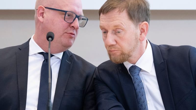 Henning Homann (l), Co-Vorsitzender der SPD in Sachsen, und Michael Kretschmer (CDU), Ministerpräsident von Sachsen (Archivbild):