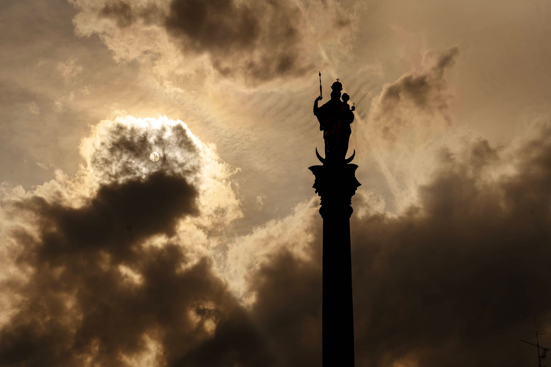 Die Sonne versteckt sich hinter den Wolken (Archivbild): Zum Wochenstart wird es in München trist.