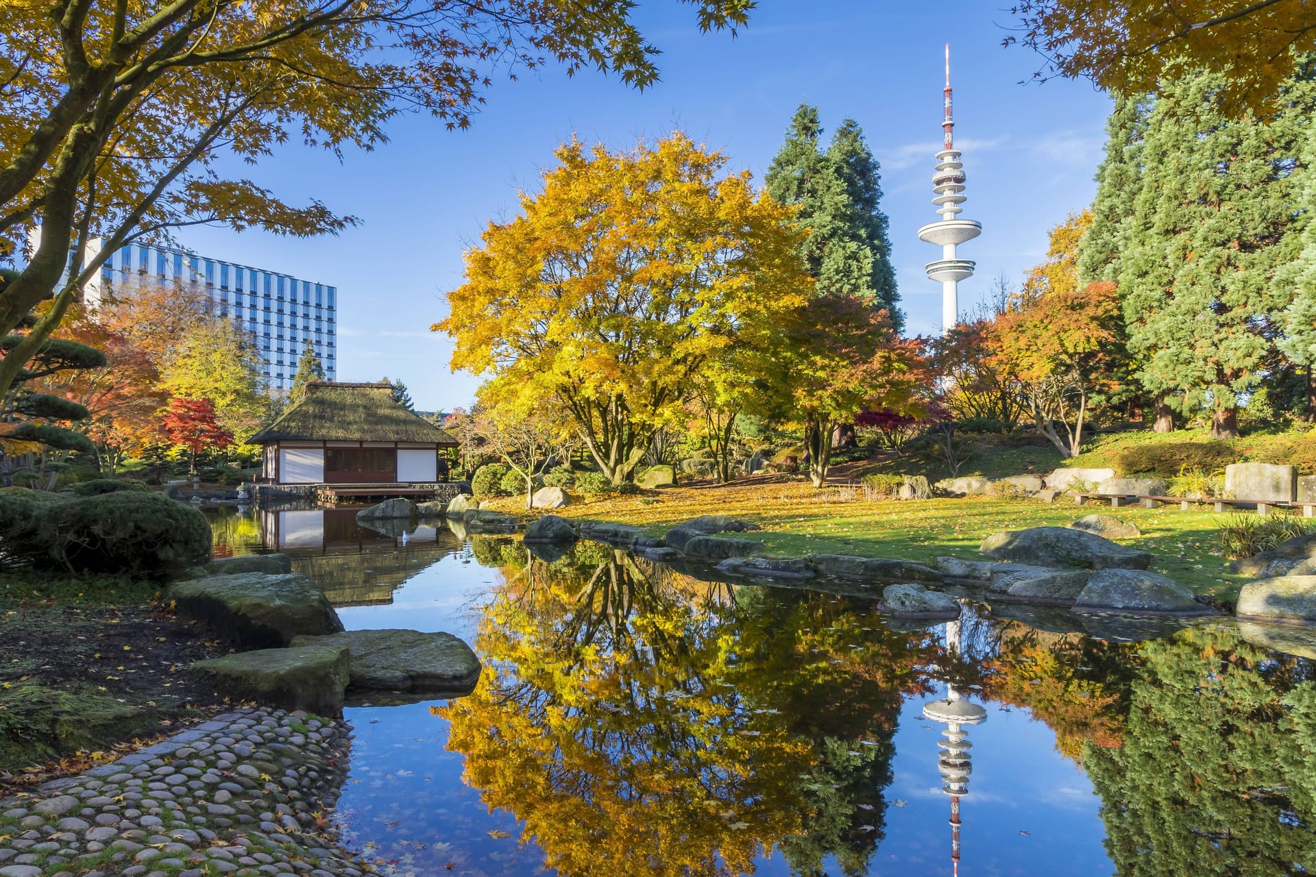 Der Park "Planten un Blomen" mitten in Hamburg (Archivbild): Das Café Seeterrassen steht seit 2020 leer.