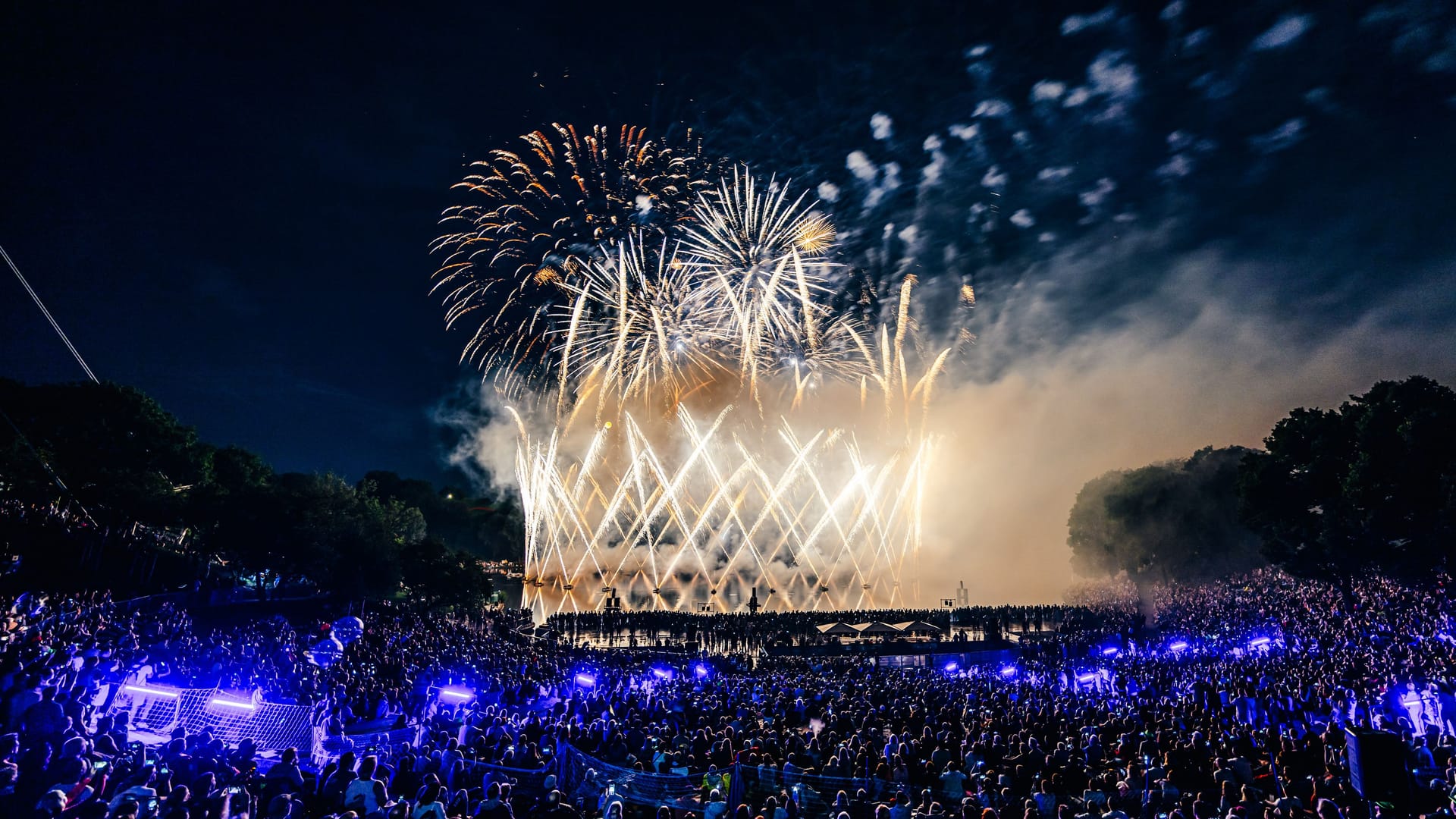 Das Feuerwerk über dem Olympiasee (Archivbild): Im vergangenen Jahr ging die Pyroshow 33 Minuten.