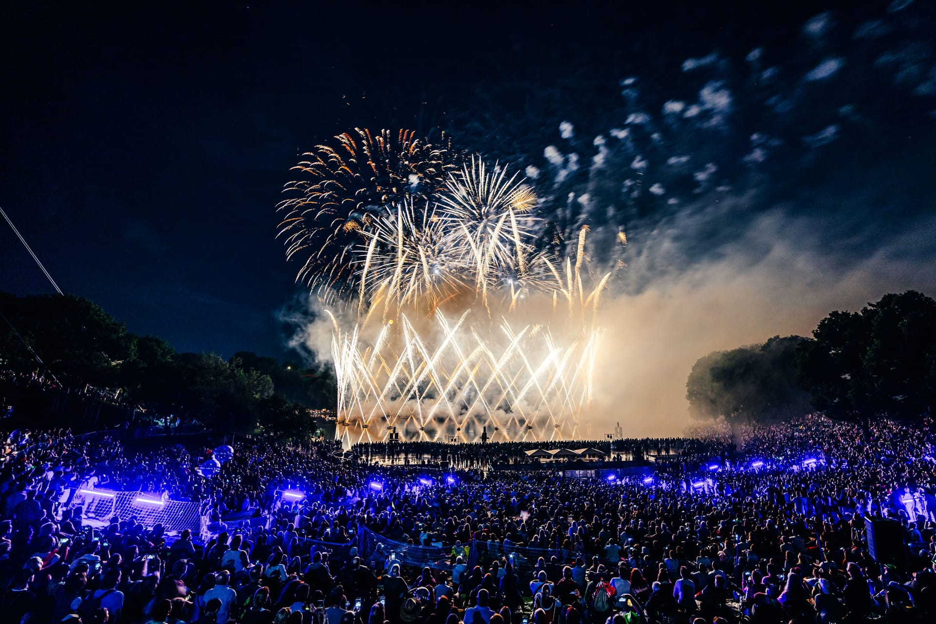 Das Feuerwerk über dem Olympiasee (Archivbild): Im vergangenen Jahr ging die Pyroshow 33 Minuten.