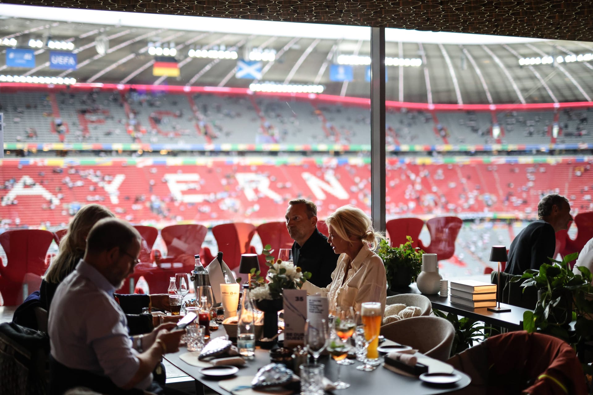 Menschen sitzen in einer Loge der Allianz Arena (Archivbild): Die hohen Preise sorgen für Kritik.