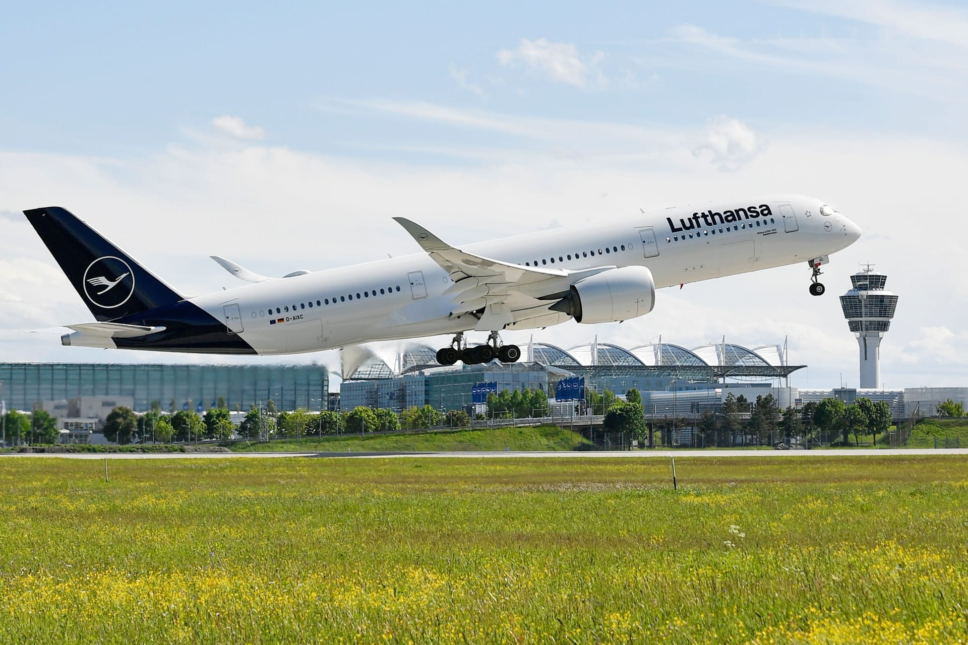 Ein Flugzeug der Lufthansa startet am Münchner Flughafen (Archivbild):