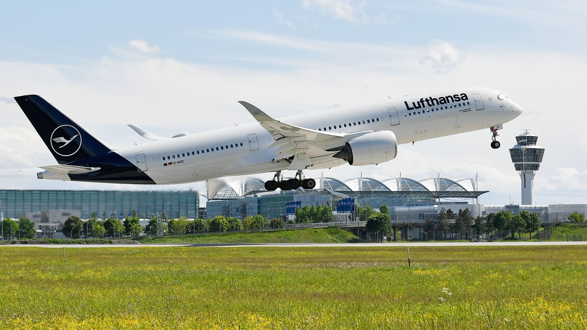 Ein Flugzeug der Lufthansa startet am Münchner Flughafen (Archivbild):