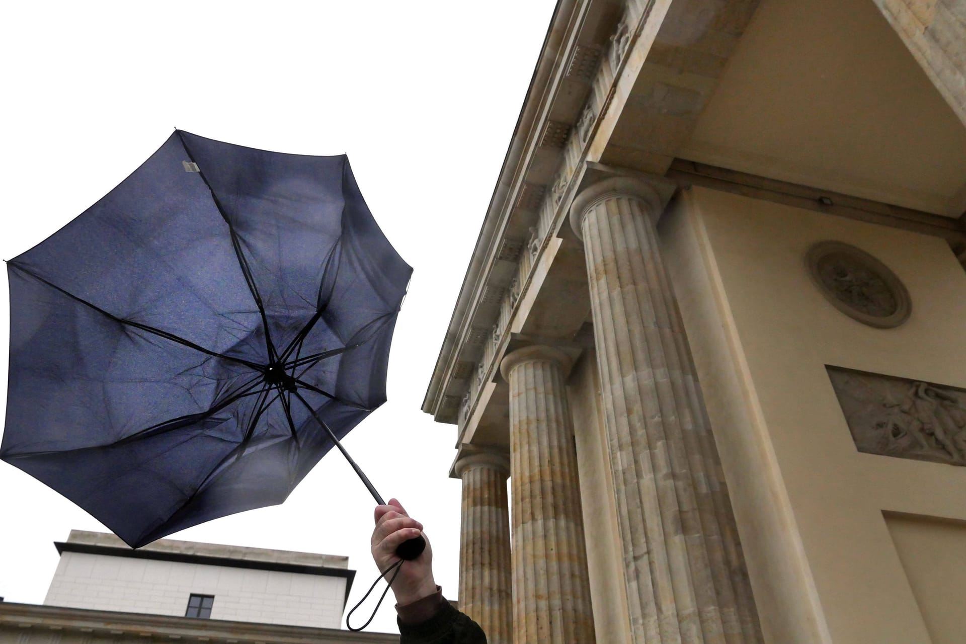 Ein Regenschirm (Archivbild): In der Hauptstadt wird es stürmisch.