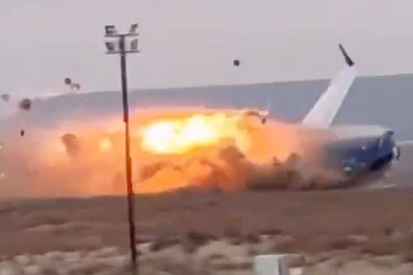 Ein Passagierflugzeug stürzt auf dem Weg nach Russland ab.