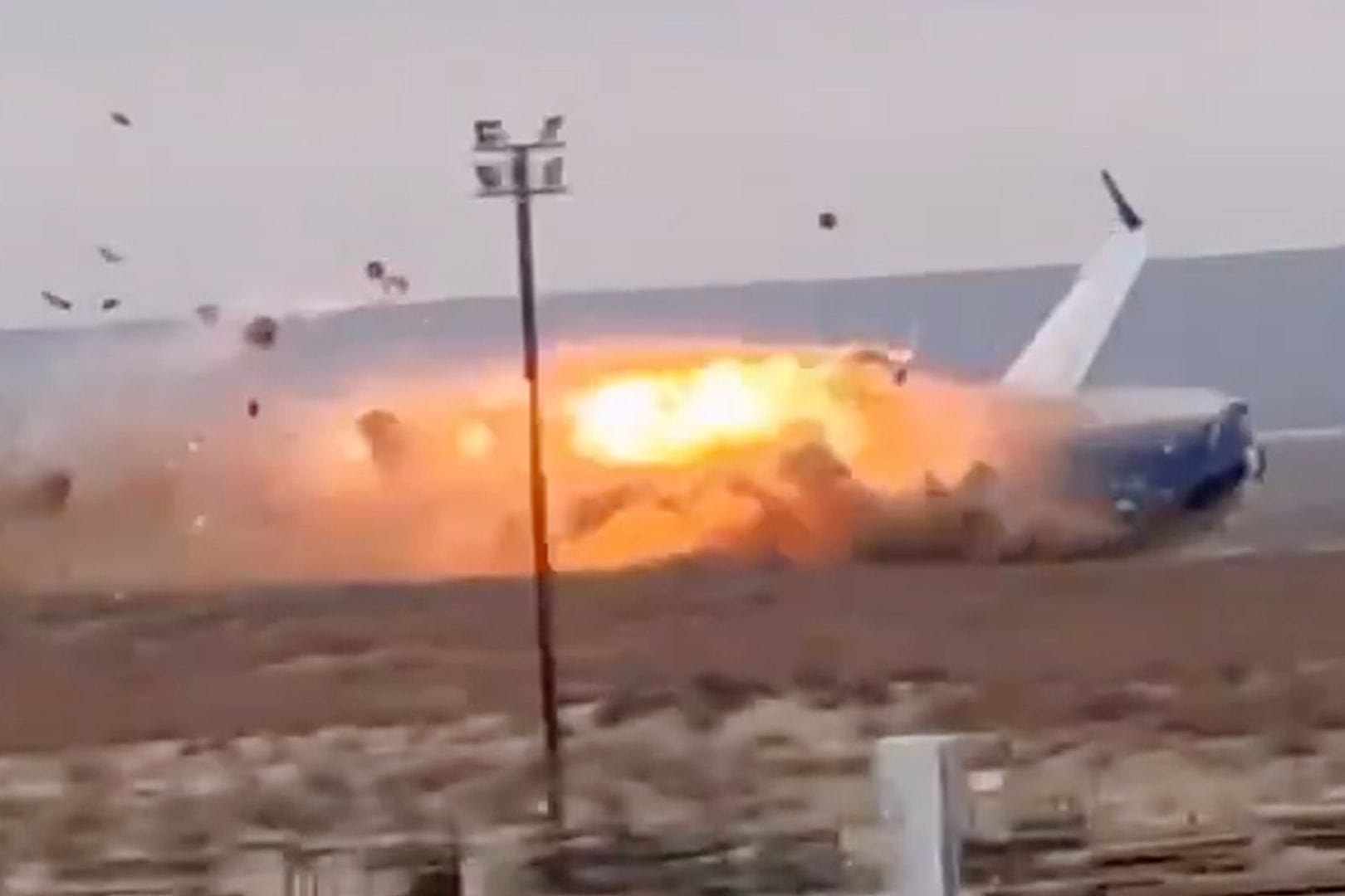 Ein Passagierflugzeug stürzt auf dem Weg nach Russland ab.