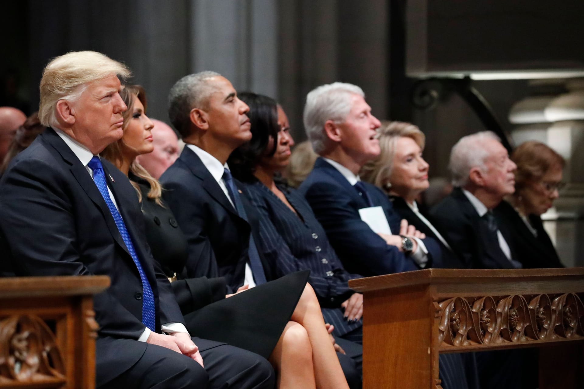 Der alte und neue US-Präsident Donald Trump (l.) mit seiner Frau Melania, neben weiteren Ex-Präsidenten und Jimmy Carter (r.) bei einer Gedenkveranstaltung im Jahr 2019. Carter übte scharfe Kritik an Trump.