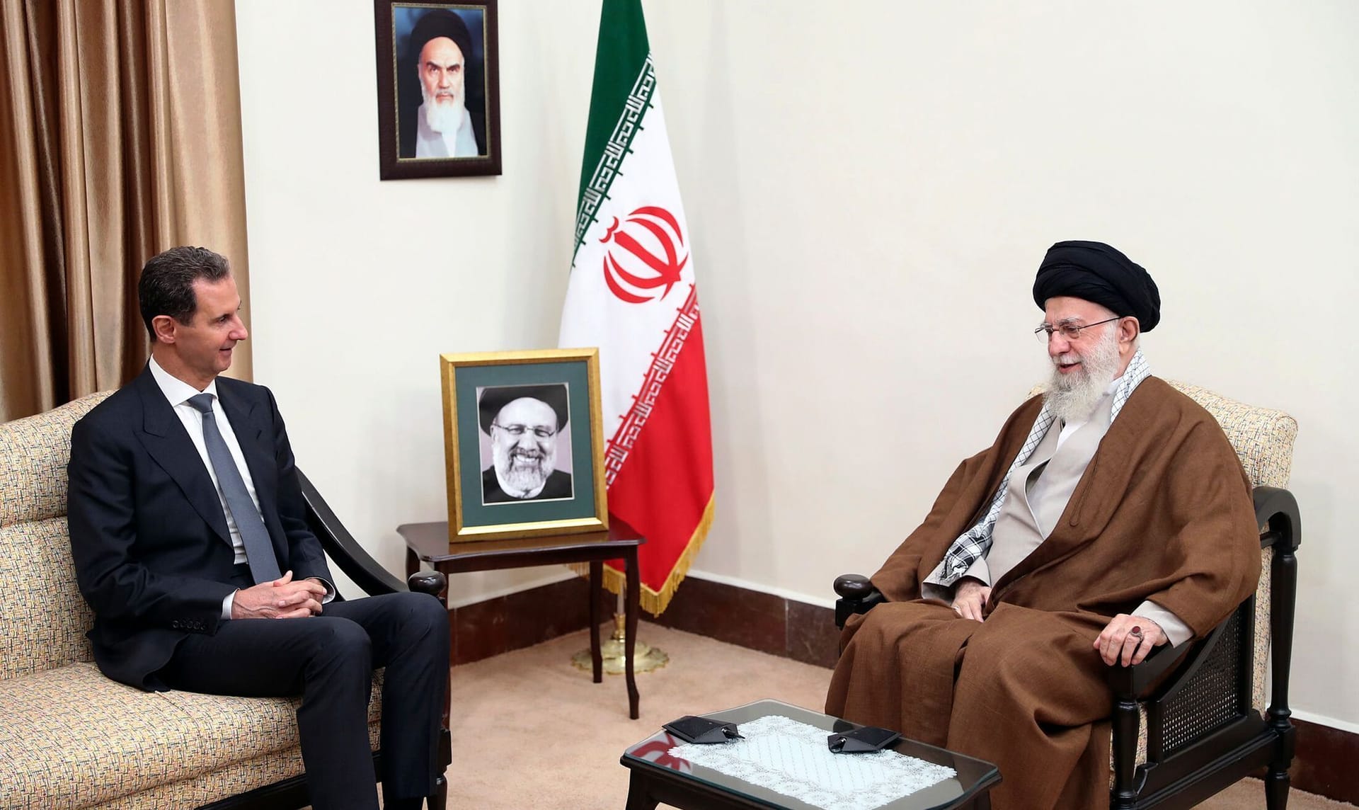 Irans Oberster Führer Chamenei (r.) mit Syriens Präsident Assad am 30. Mai 2024 in Teheran.