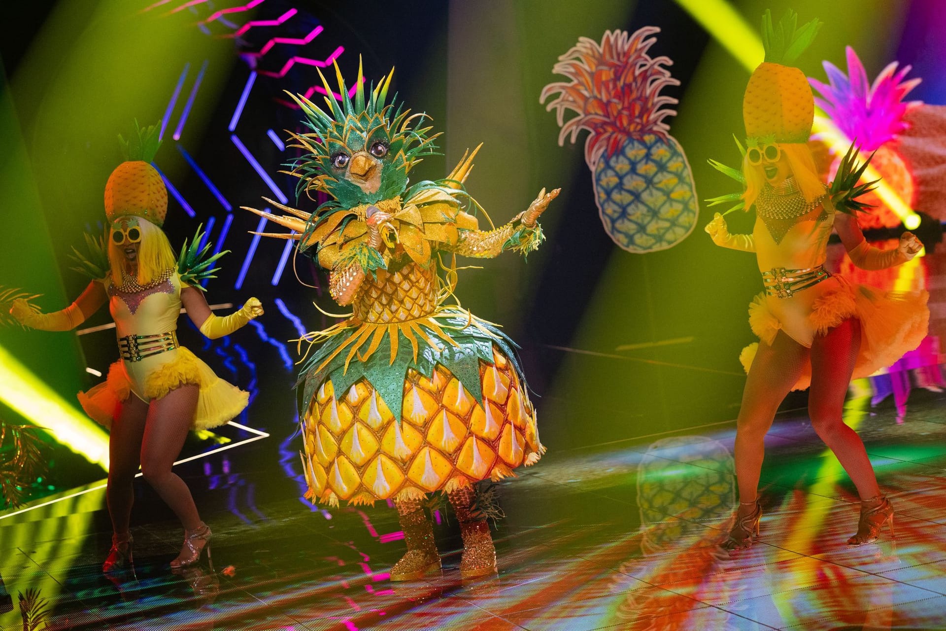 Die Figur "Lady Ananas" steht in der Prosieben-Show "The Masked Singer" auf der Bühne.