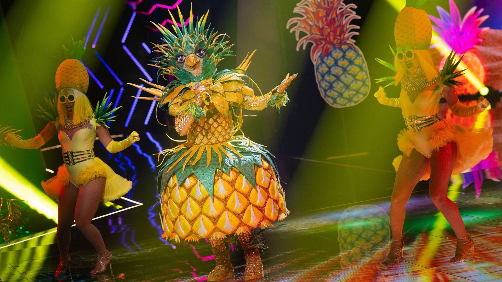 Die Figur "Lady Ananas" steht in der Prosieben-Show "The Masked Singer" auf der Bühne.