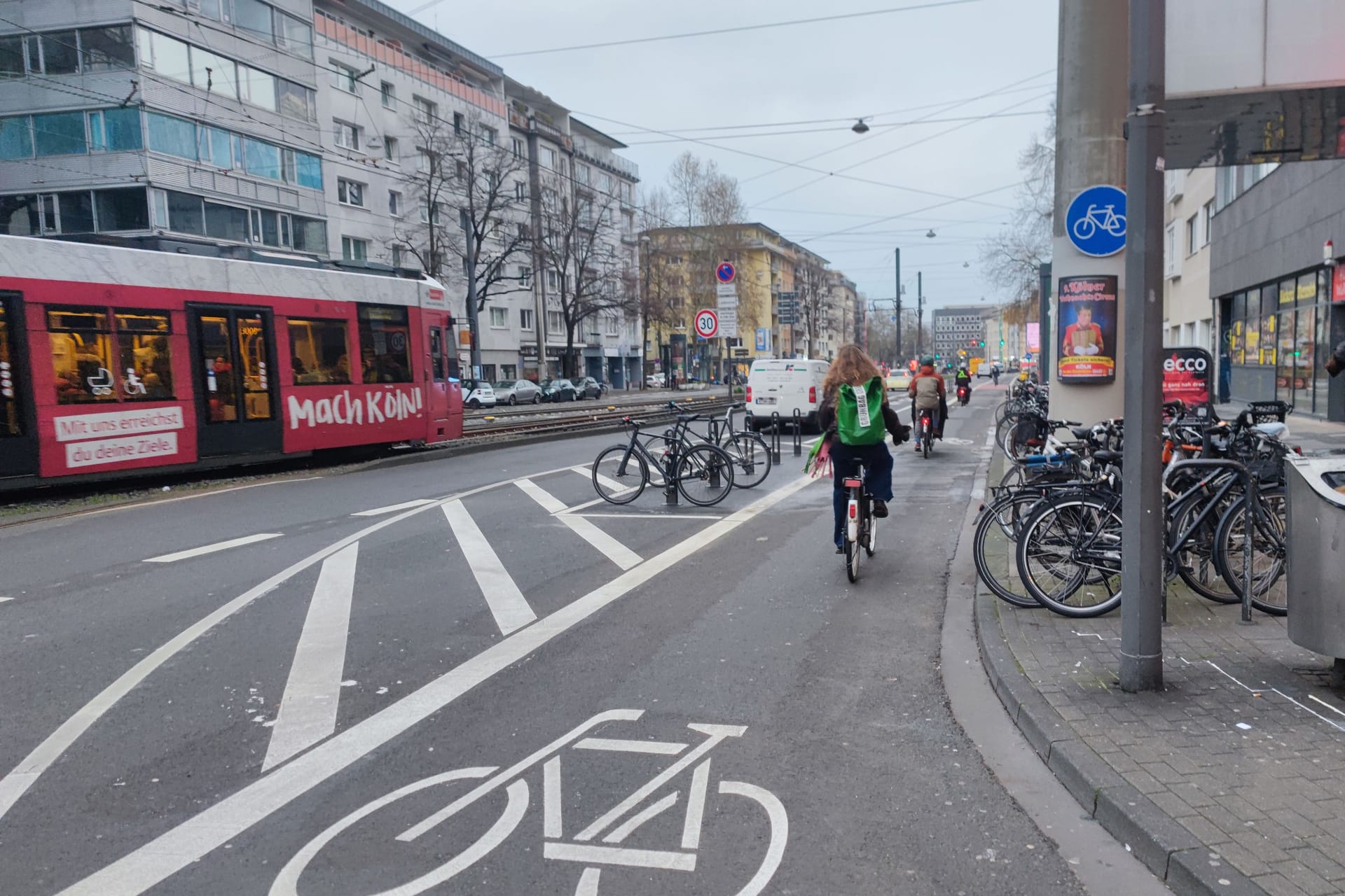 Die Stadt Köln hat den neuen Radweg am Barbarossaplatz eingeweiht.