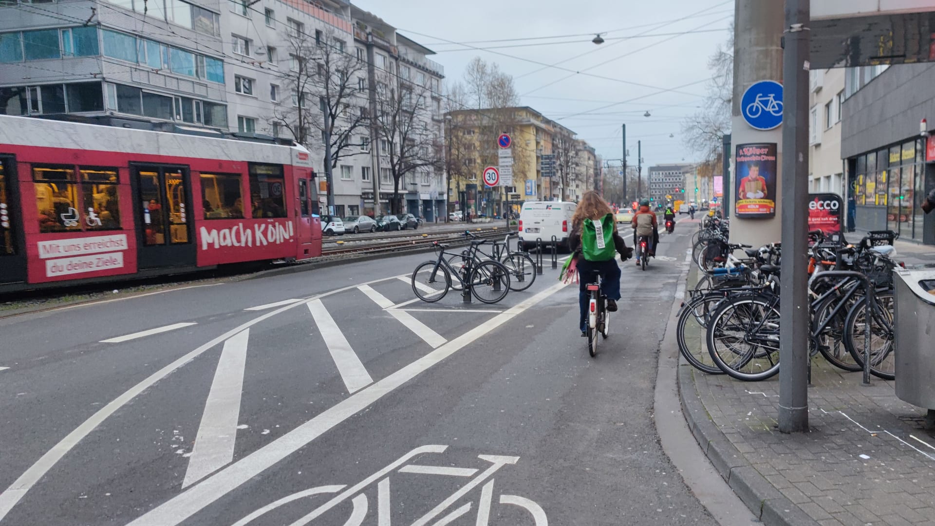 Die Stadt Köln hat den neuen Radweg am Barbarossaplatz eingeweiht.