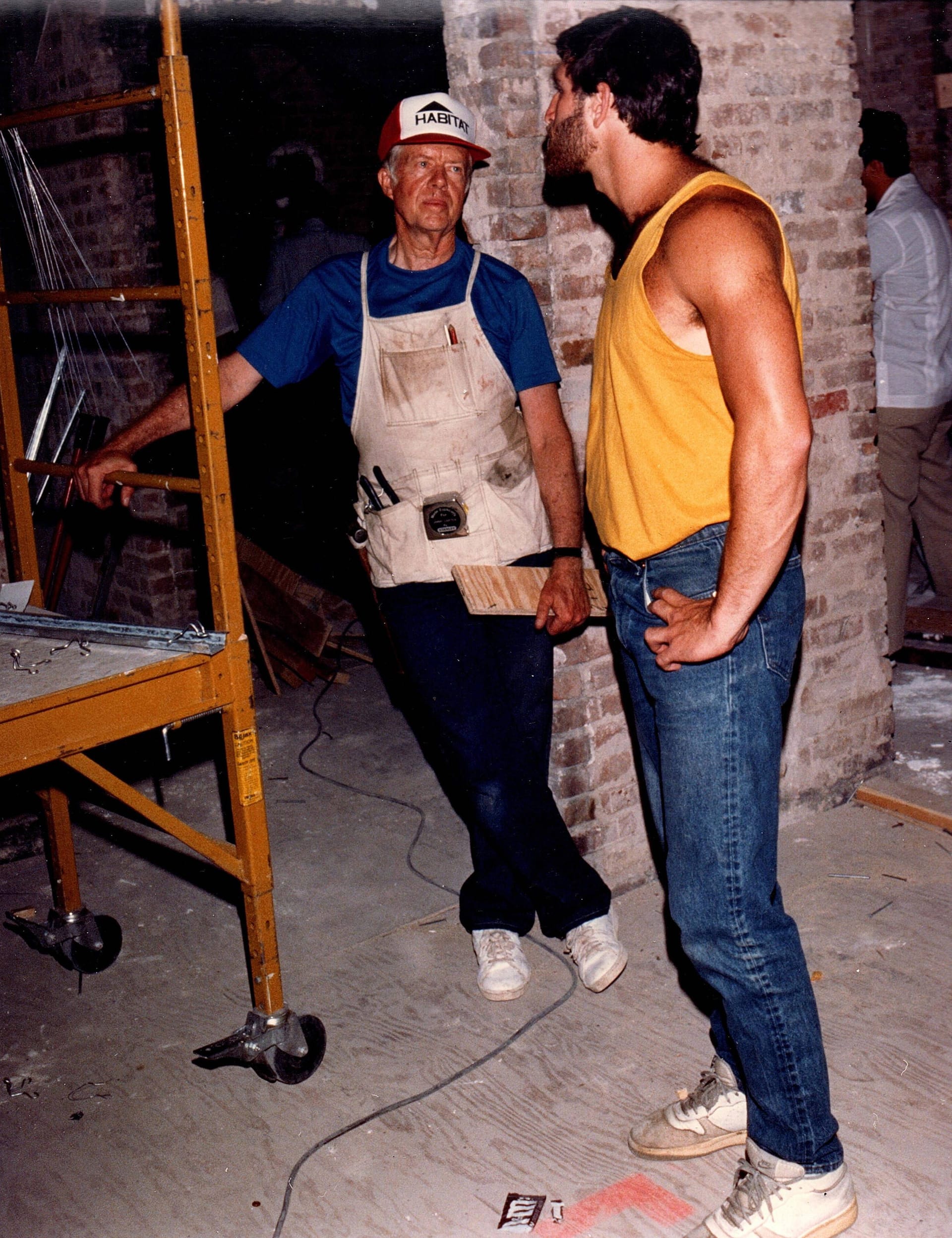 Carter (l.) 1984 mit einem Bauarbeiter auf einer Baustelle in New York. Er unterstützte unter anderen die Organisation Habitat for Humanity, die sich für den Bau von Behausungen für Obdachlose einsetzt.