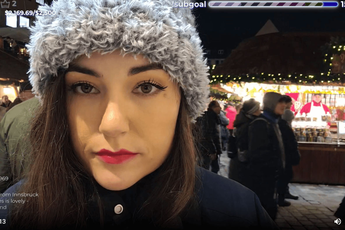 Screenshot aus dem am Dienstagabend (16.12.) aufgenommenen Twitch-Livestream von Sasha Grey auf dem Nürnberger Weihnachtsmarkt.