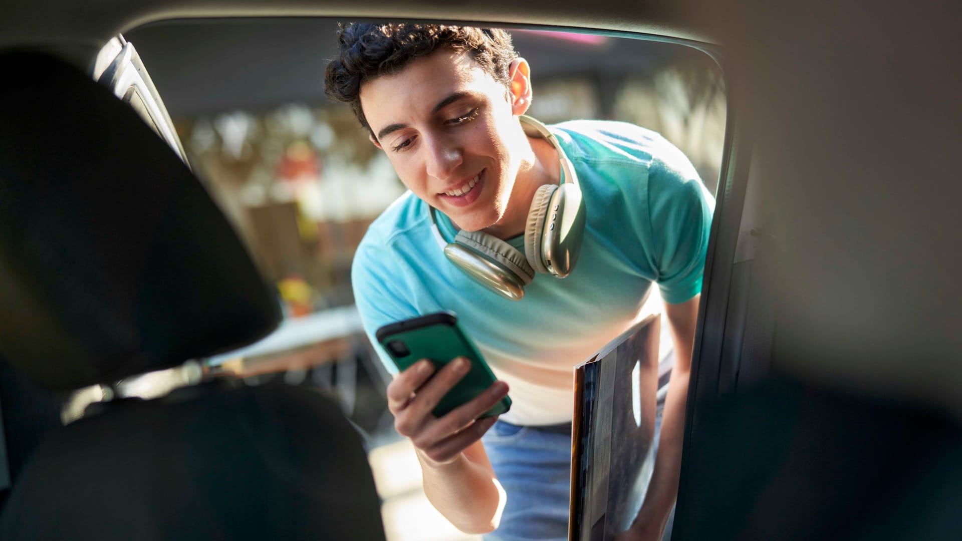 Ein Teenager steigt in ein Uber ein (Symbolbild): Über spezielle Sicherheitsfunktion behalten die Eltern stets den Überblick über ihre Kinder.