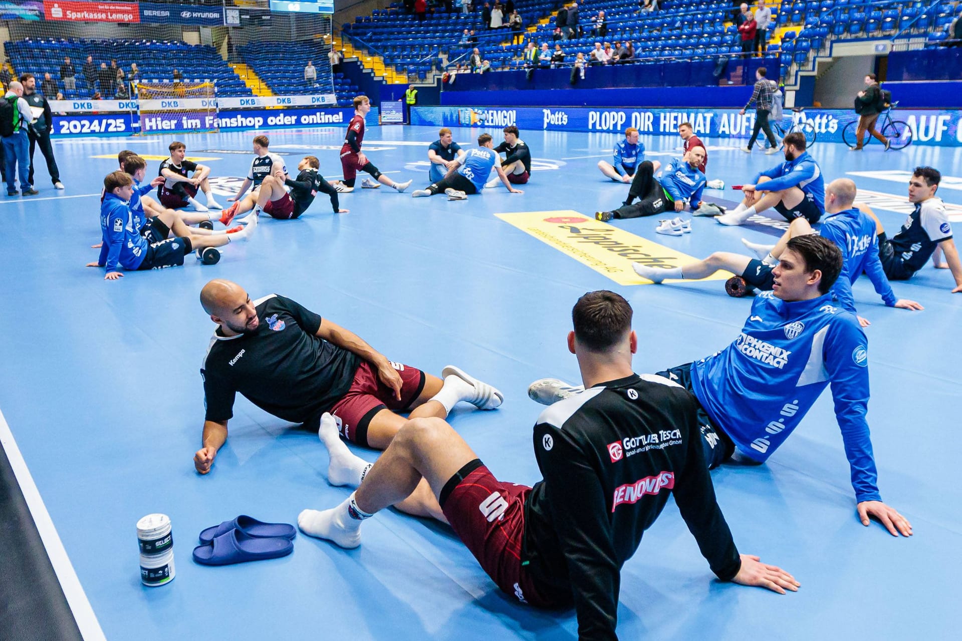 Die Mannschaften von TBV Lemgo Lippe und 1. VfL Potsdam: Ihr Spiel konnte nicht fortgesetzt werden.