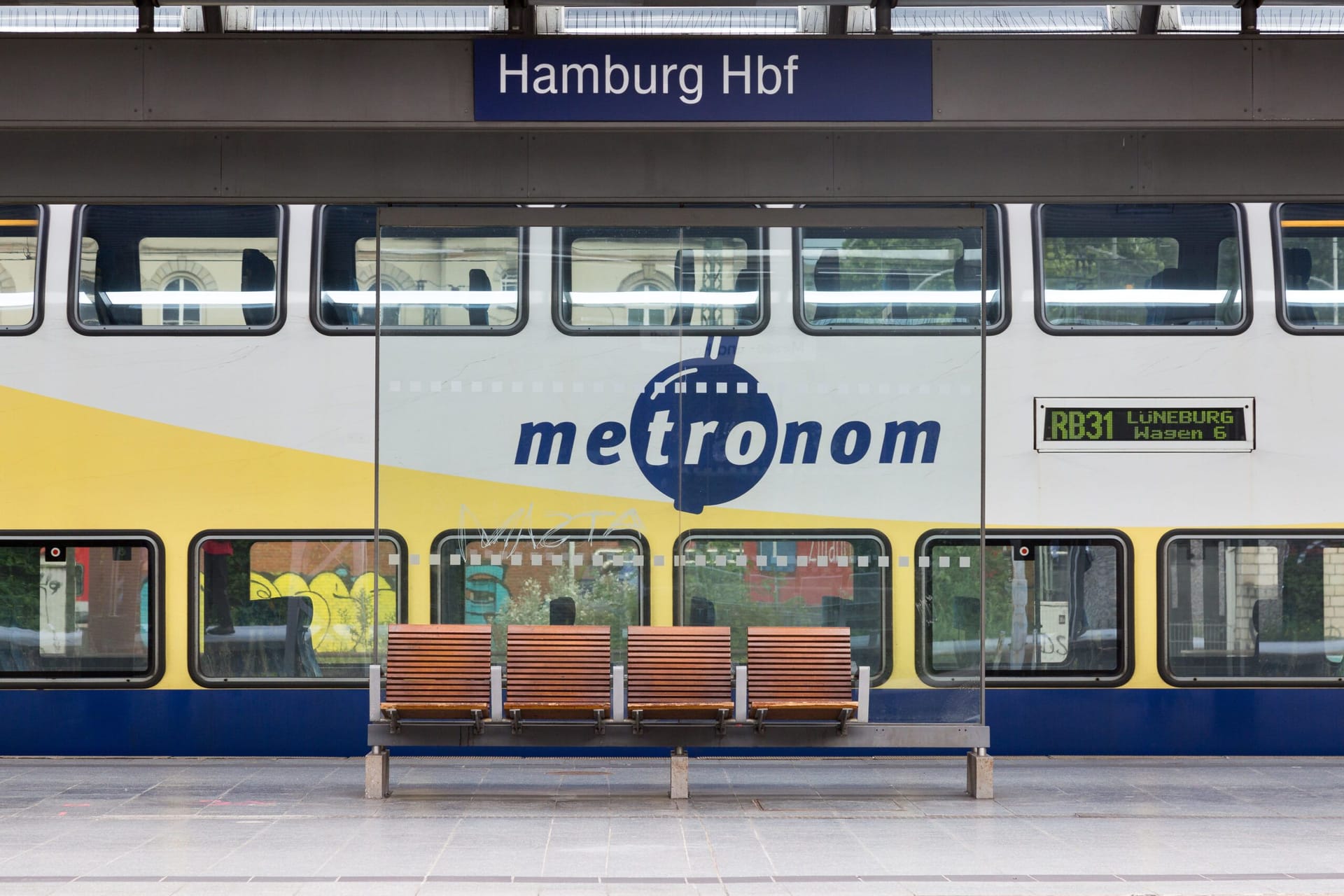 Ein Metronom-Zug am Hauptbahnhof in Hamburg: Pendler und Reisende erleben beinahe täglich Stress durch verspätete oder ausfallende Züge.