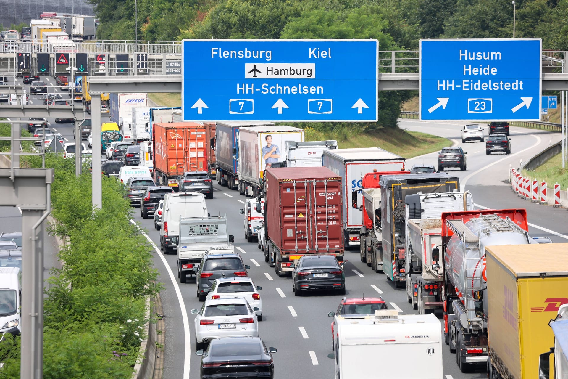 Stau auf der Autobahn (Archivbild): Zu Weihnachten rechnet der ADAC mit einem erhöhten Verkehrsaufkommen in und um Hamburg.