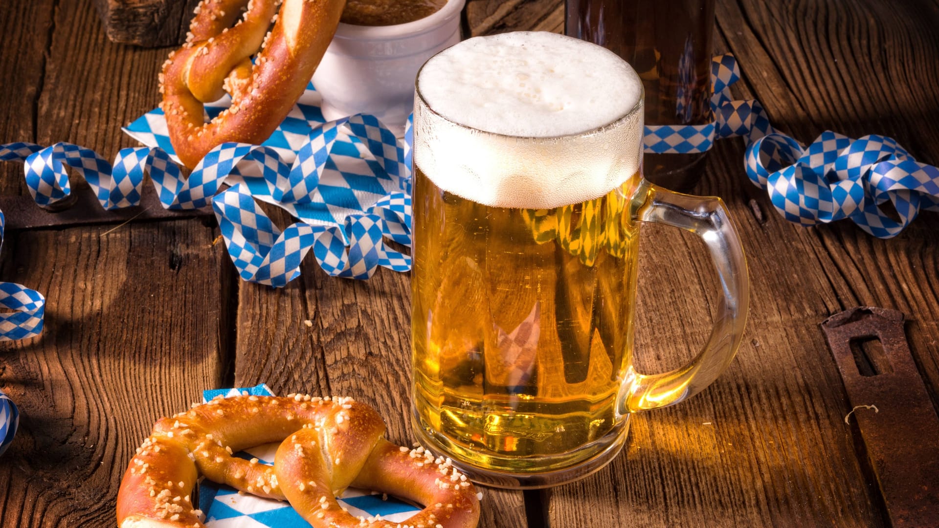 Weißbier auf einem Tisch. (Symbolfoto): Die bayerische Bierkultur ist im neuen Jahr um eine Marke ärmer.