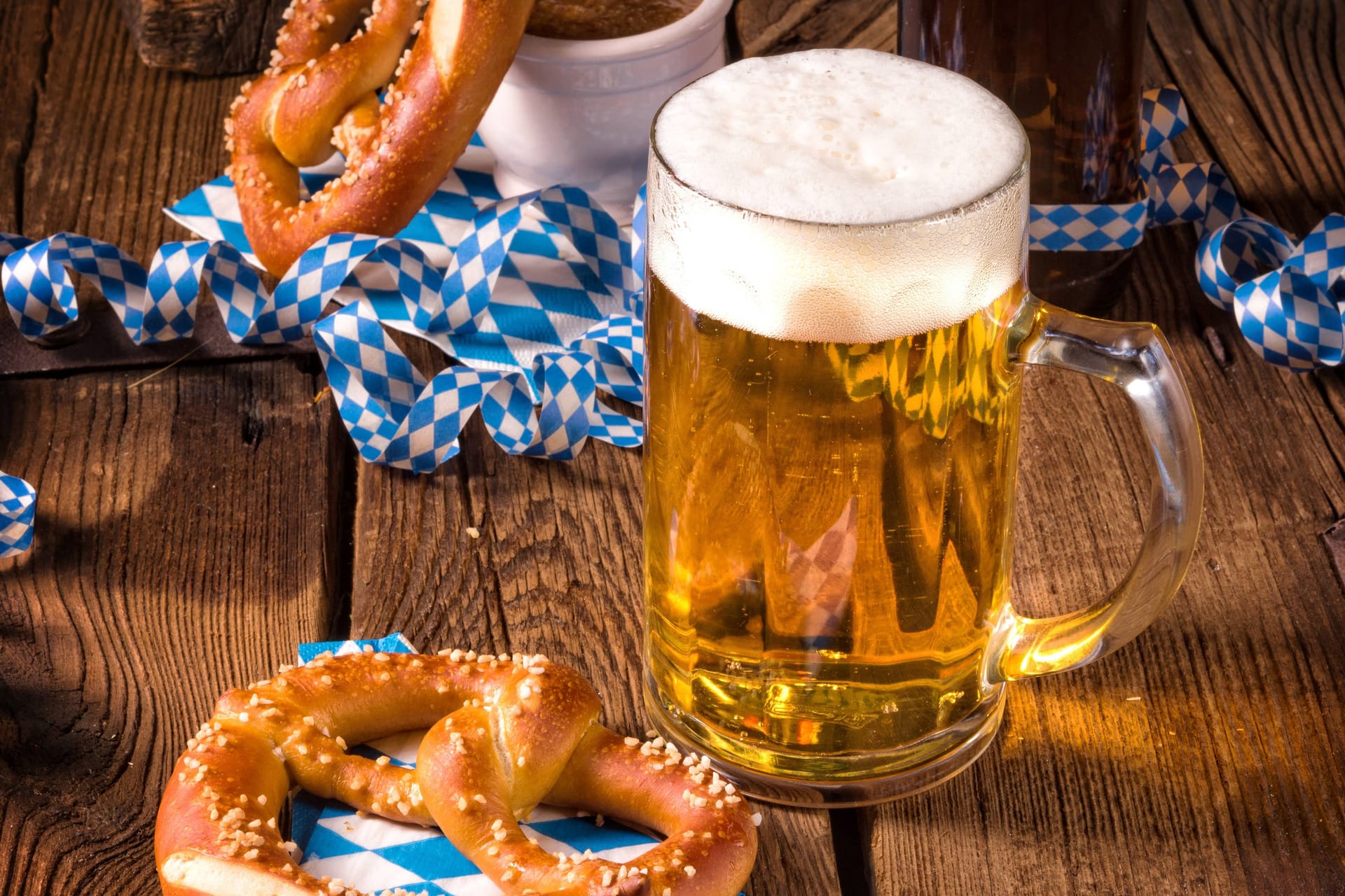 Weißbier auf einem Tisch. (Symbolfoto): Die bayerische Bierkultur ist im neuen Jahr um eine Marke ärmer.