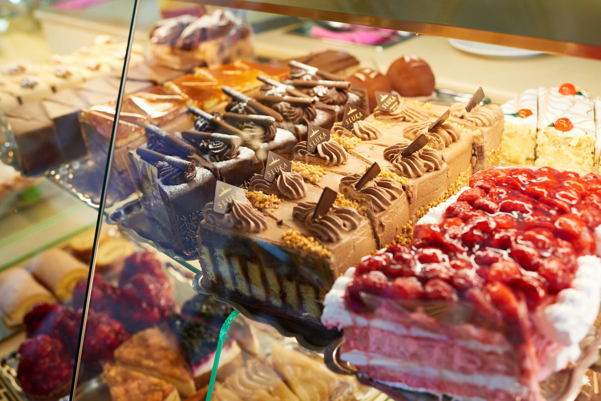 Torten in einer Theke: Kuchen scheint eher zu den gesünderen Süßigkeiten zu gehören.