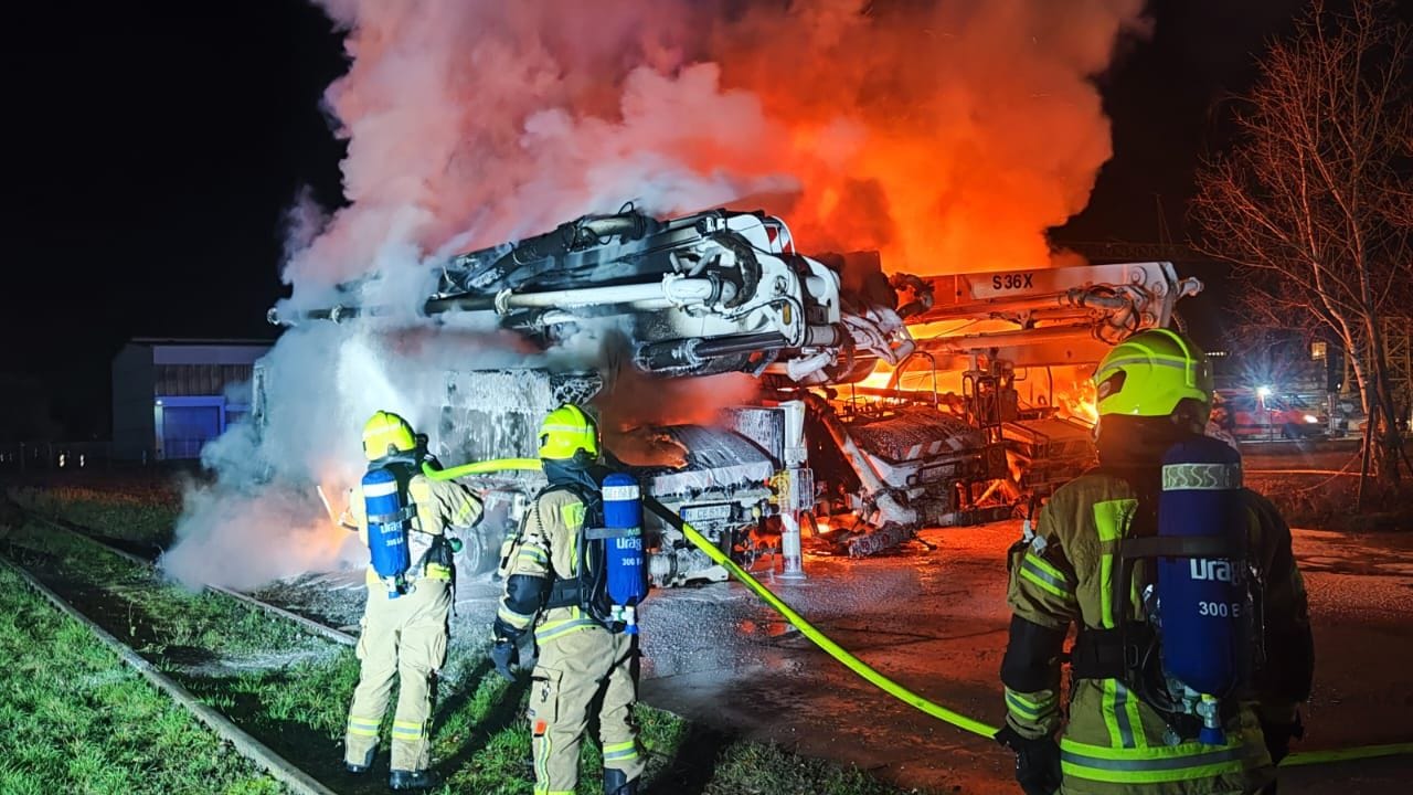 Brand in Lichtenberg: Die Feuerwehr war am Morgen noch mit Nachlöscharbeiten beschäftigt.