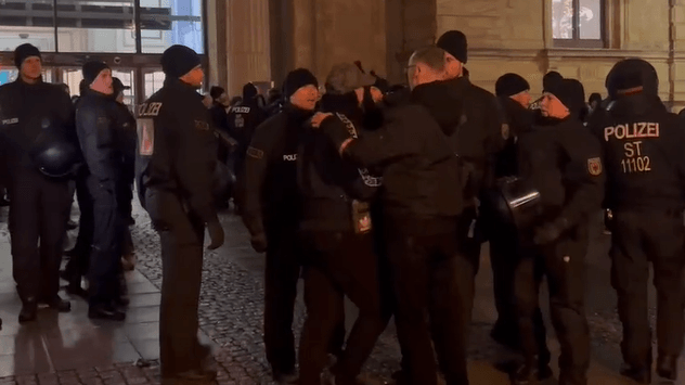 Auseinandersetzung zwischen Polizisten und Neonazis vor dem Magdeburger Hauptbahnhof.