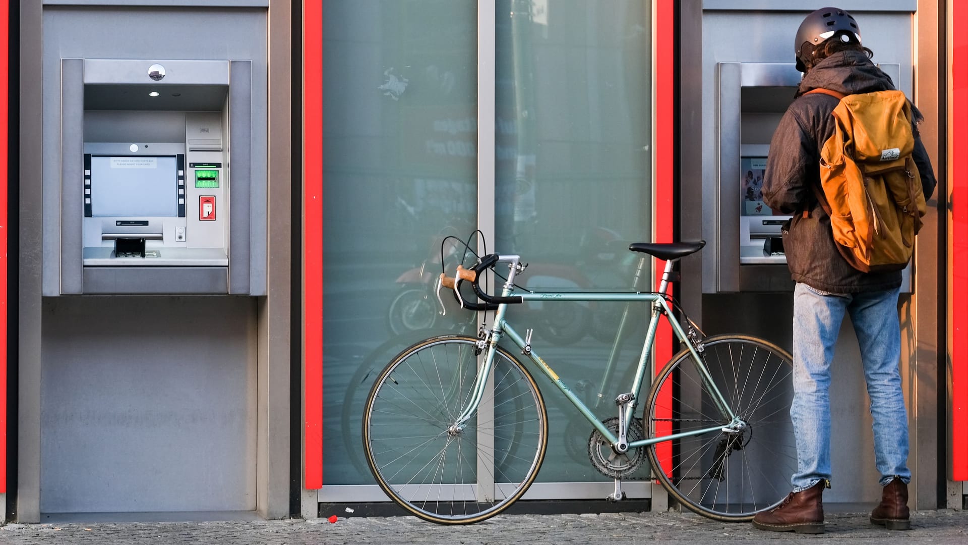 Abheben am Geldautomaten: Banken geben die sinkenden Leitzinsen in der Regel an ihre Kunden weiter.