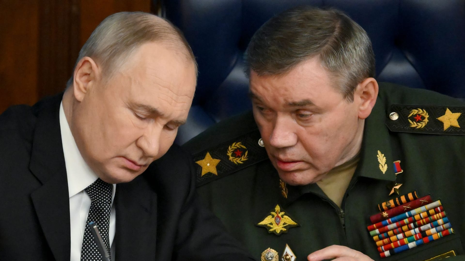 Wladimir Putin mit dem russischen Generalstabschef General Waleri Gerassimow: Russland möchte bis zum Amtsantritt von Donald Trump noch möglichst viele Gebiete erobern.