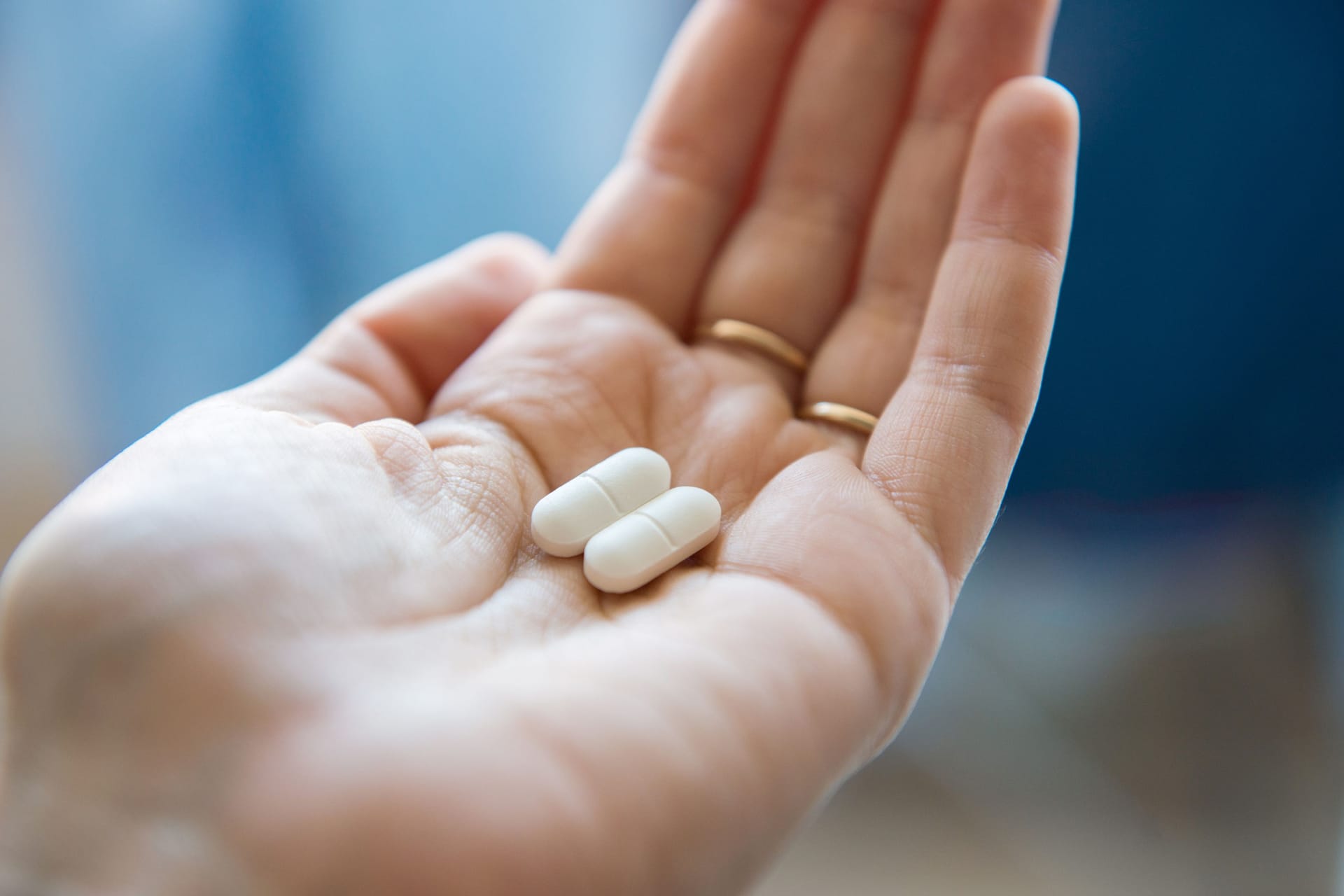 In einer Hand liegen zwei Tabletten