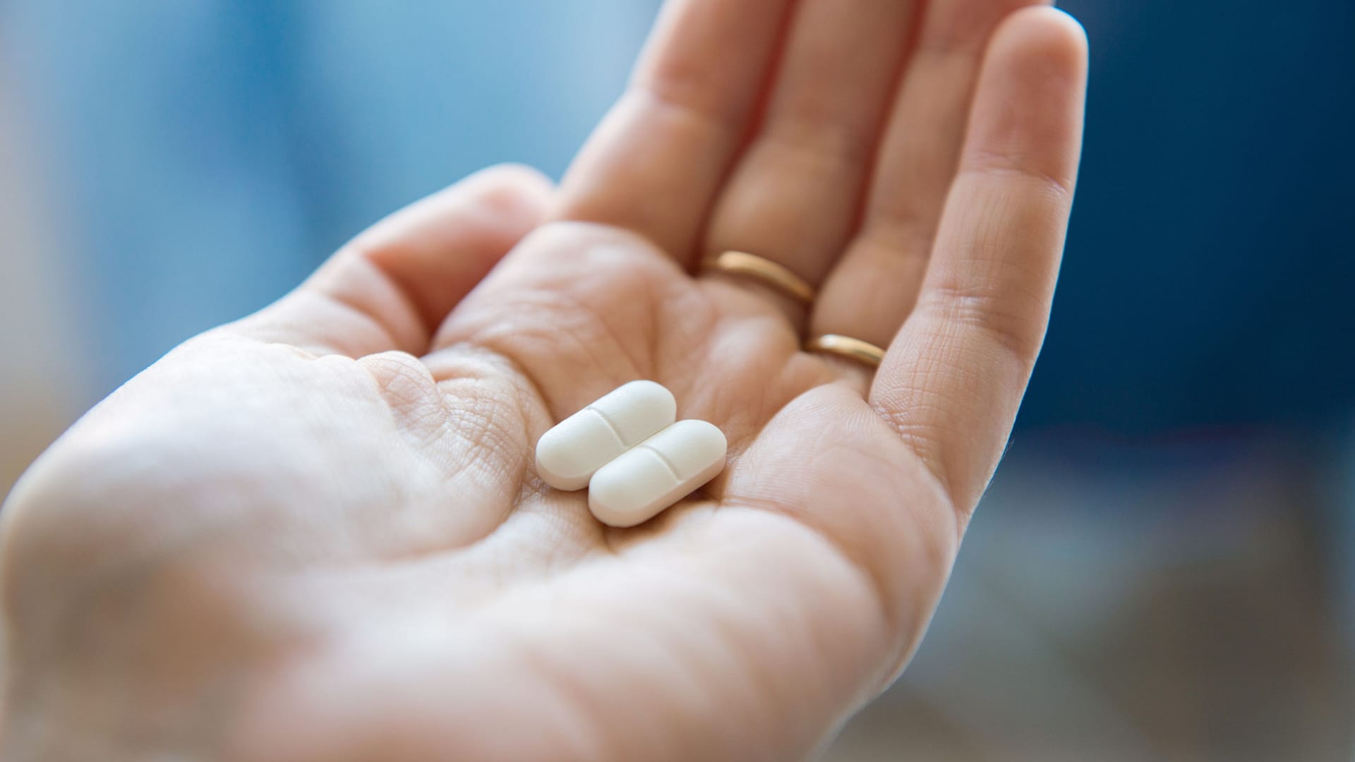 In einer Hand liegen zwei Tabletten