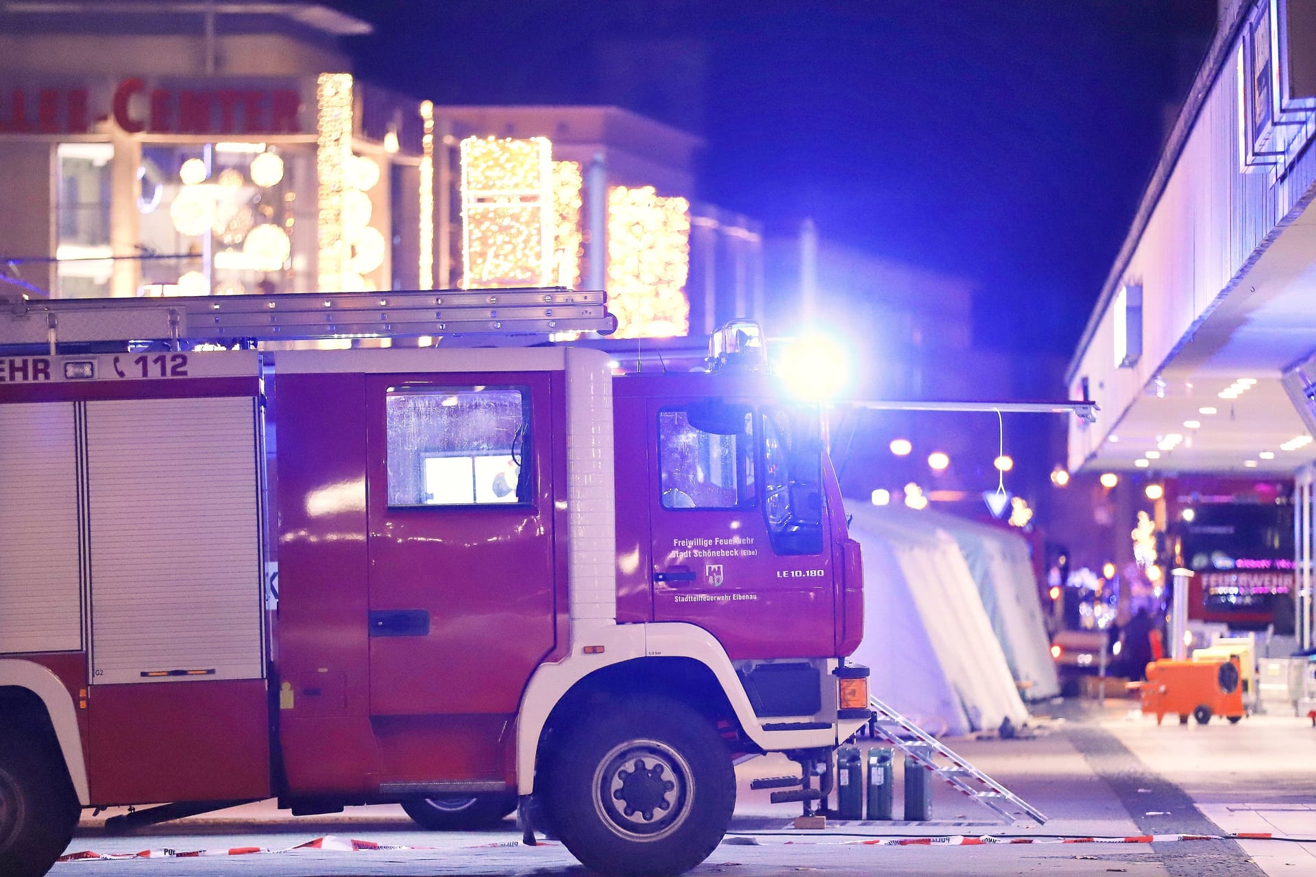 Magdeburg, Sachsen-Anhalt, Deutschland, 20.12.2024: Alter Markt: Anschlag auf Magdeburger Weihnachtsmarkt: Auto rast in Menschenmenge, Einsatzkräfte sind am Tatort und haben den Bereich weiträumig abgesperrt.