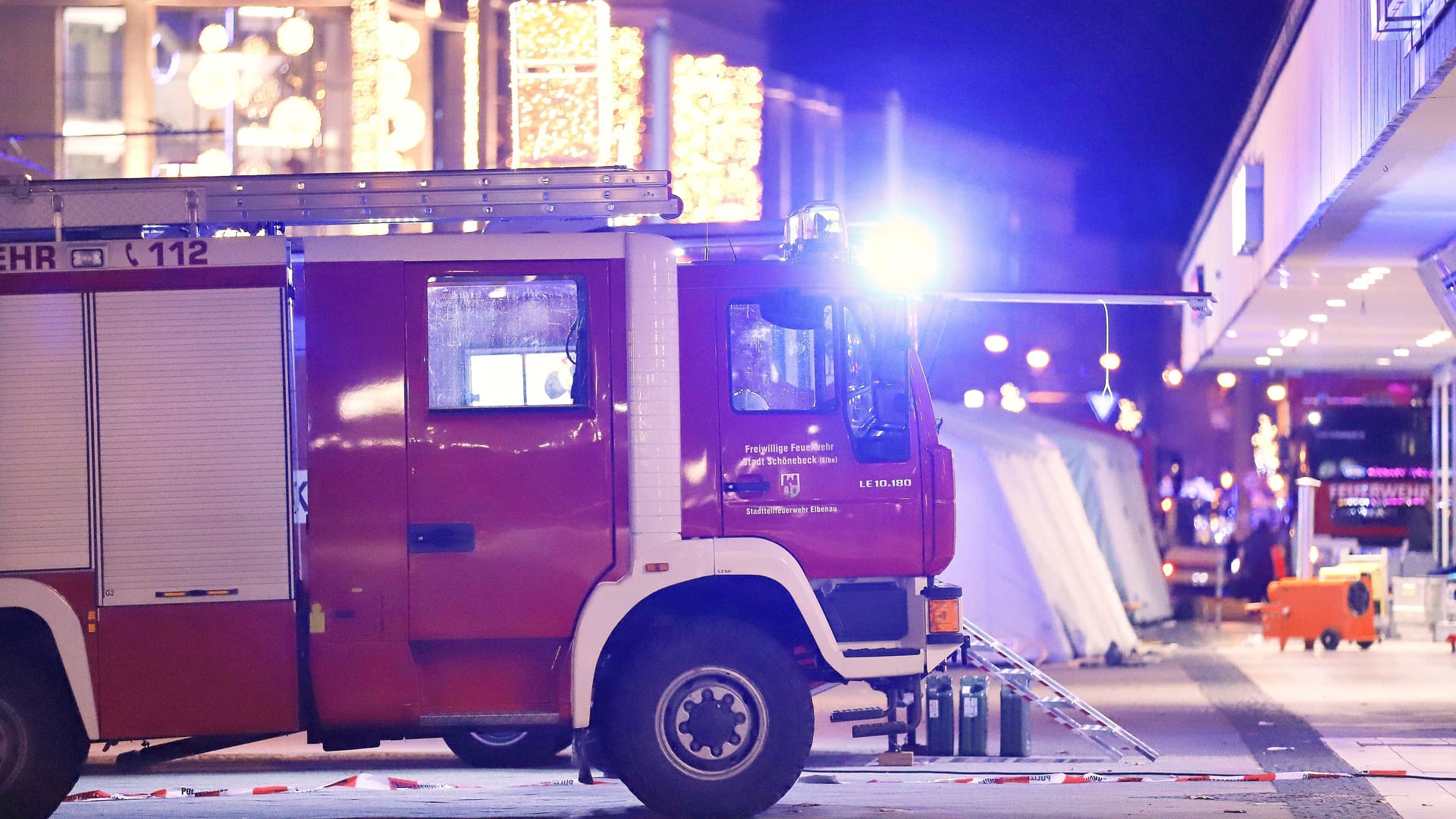 Magdeburg, Sachsen-Anhalt, Deutschland, 20.12.2024: Alter Markt: Anschlag auf Magdeburger Weihnachtsmarkt: Auto rast in Menschenmenge, Einsatzkräfte sind am Tatort und haben den Bereich weiträumig abgesperrt.