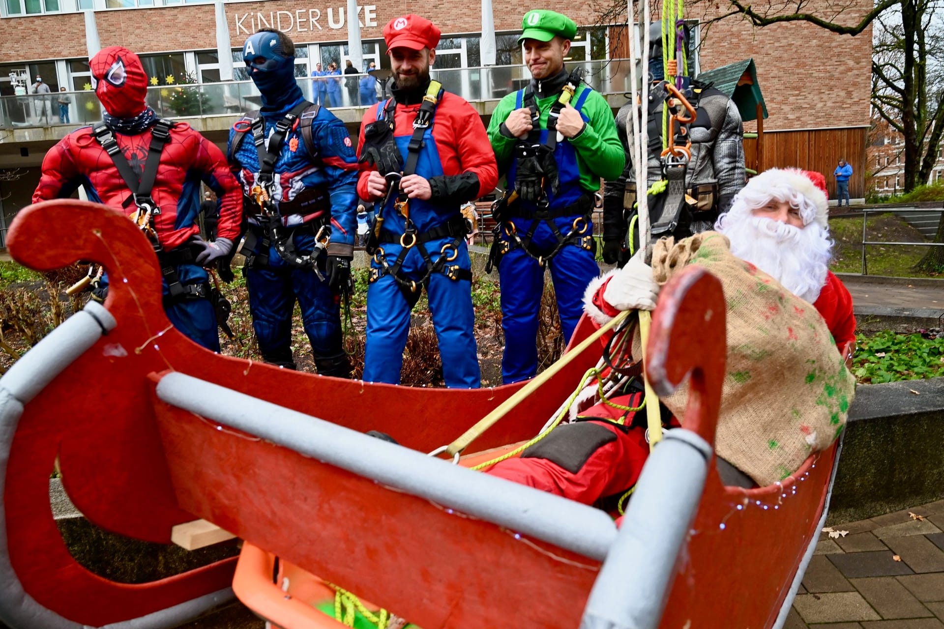 Superhelden auf besonderer Mission: Die Hamburger Feuerwehr hat zu Nikolaus Kinder im UKE überrascht.