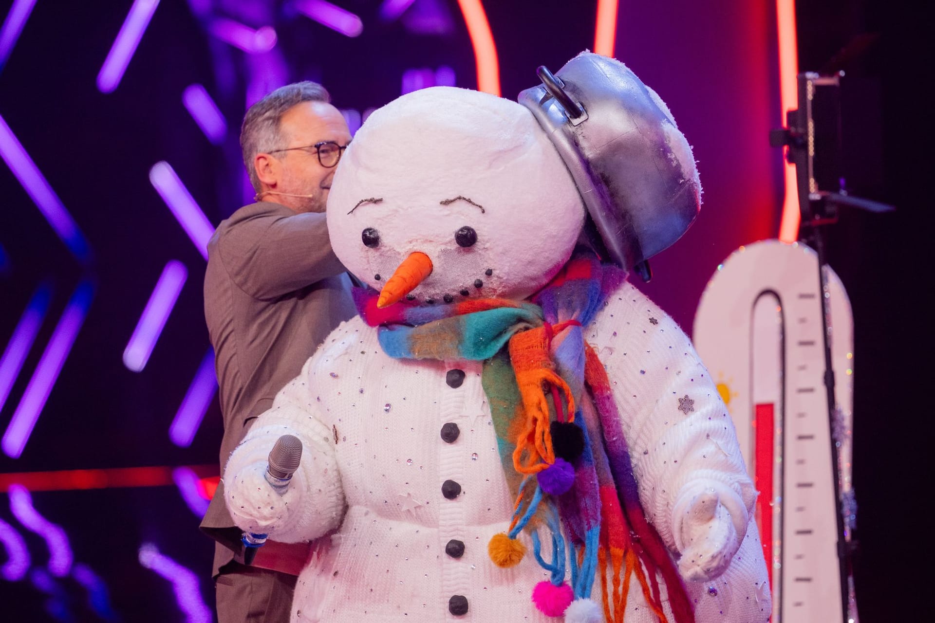 Die Figur "Der Schneemann" steht in der Prosieben-Show "The Masked Singer" auf der Bühne neben Moderator Matthias Opdenhövel.